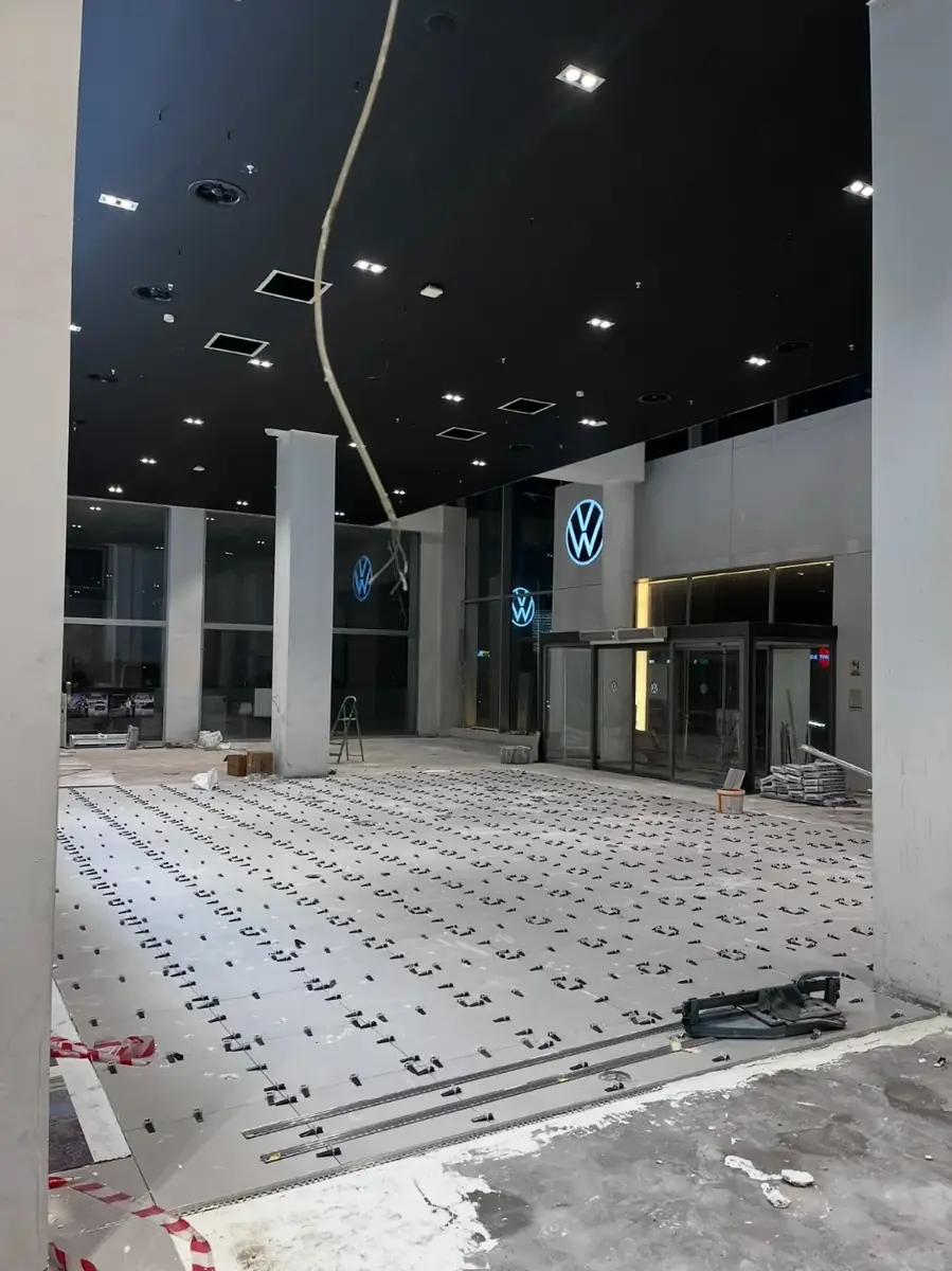 Volkswagen logolu showroom girişinde zemin hazırlığı